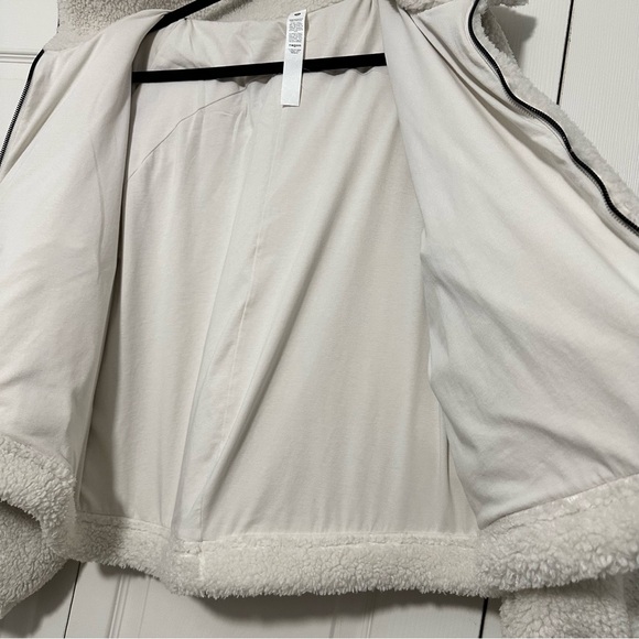 Lululemon Cinchable Fleece Zip Up Jacket in Bone Size 10 EUC - Picture 4 of 11